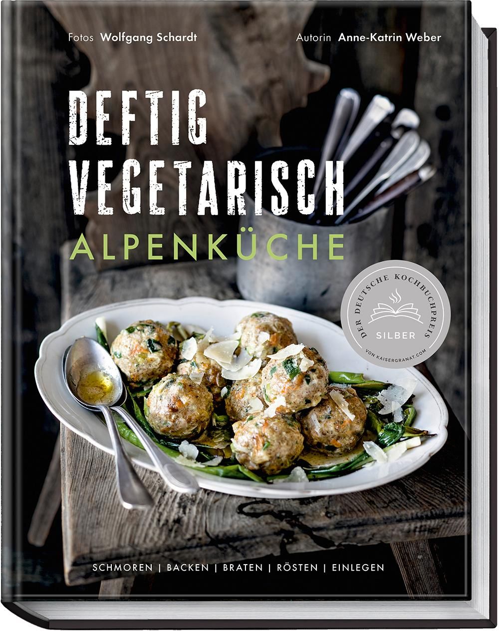 Kochbuch mit dem Titel „Deftig vegetarisch – Alpenküche“. Auf dem Cover sind Speisen abgebildet. Auszeichnung „Silber“.