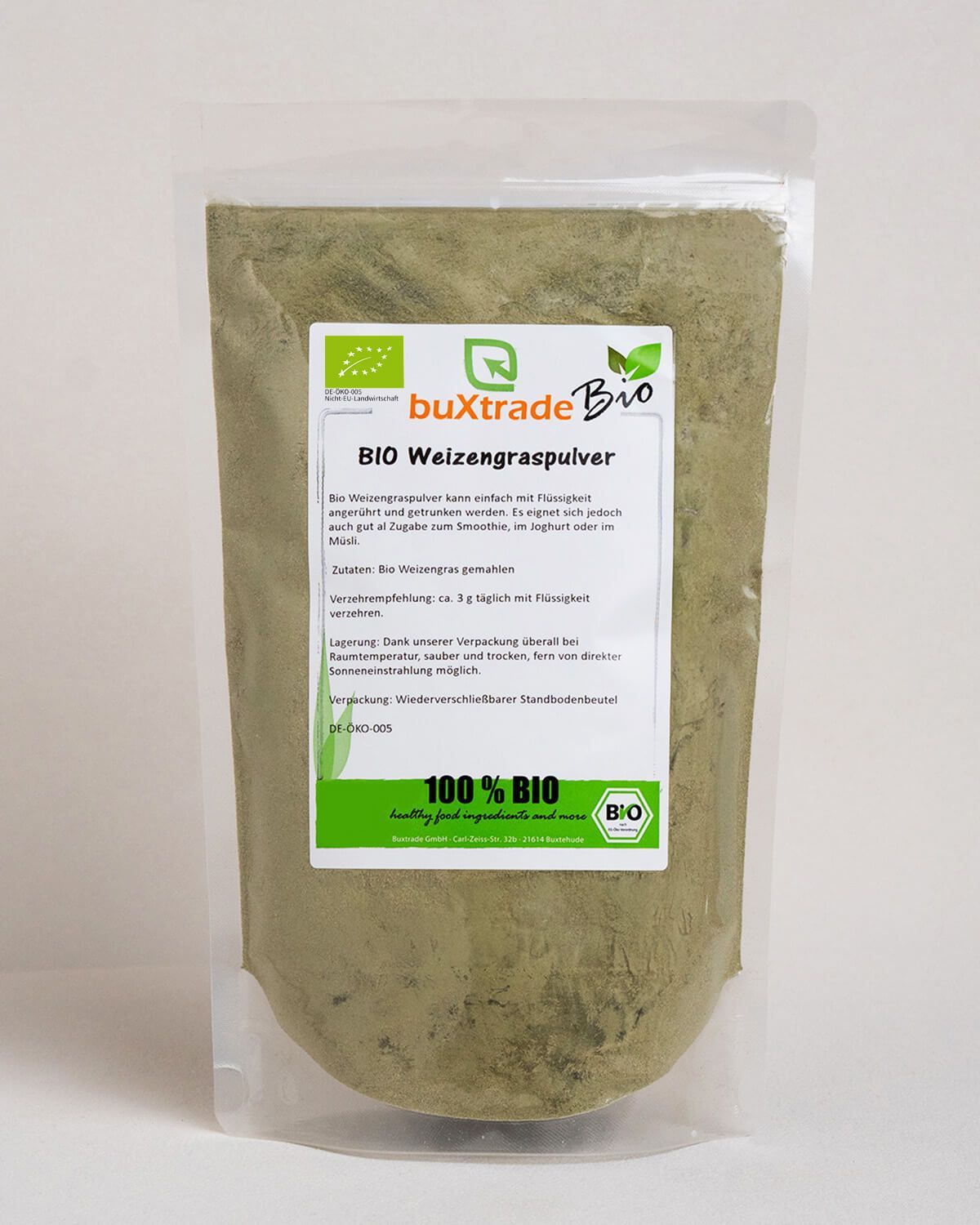 Bio Weizengraspulver in einem Standbodenbeutel mit Etikett. Enthält Bio-Siegel und Produktinformationen.