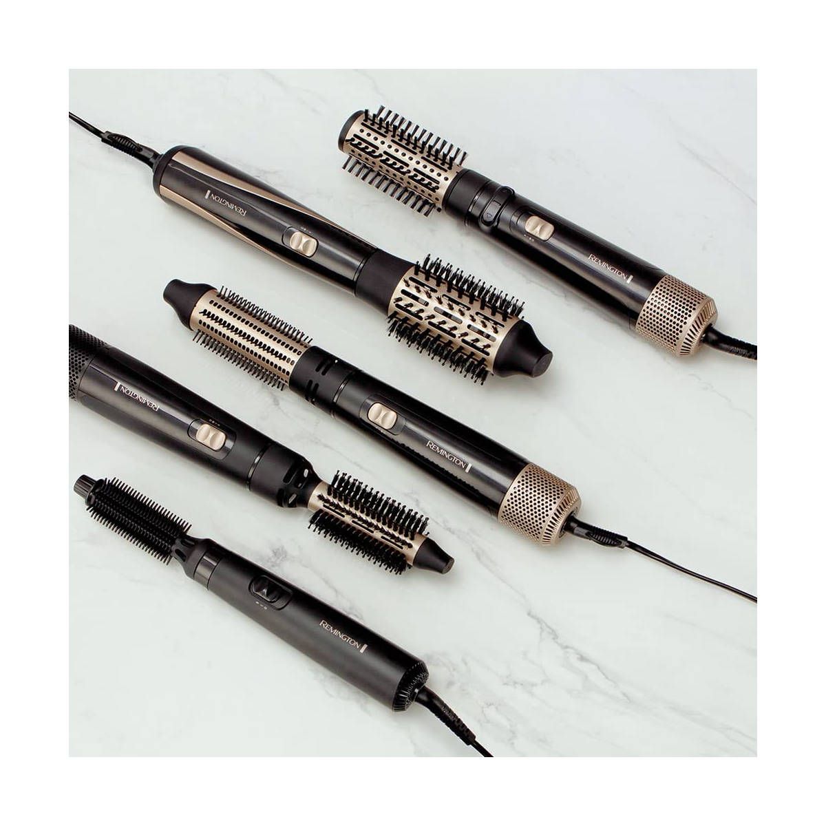 Mehrere Warmluftbürsten. Schwarz und goldfarben. Verschiedene Aufsätze. REMINGTON-Logo auf den Geräten.