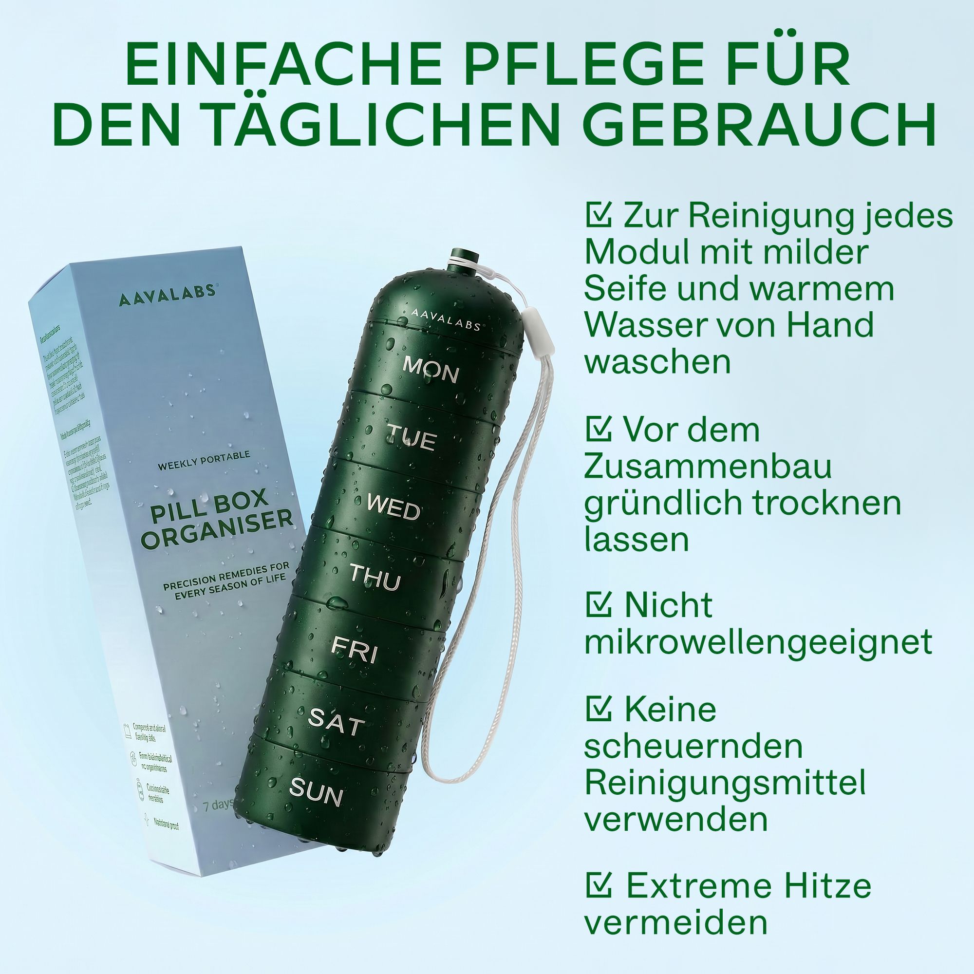 Grüne Pillendose mit 7 Fächern, laserbeschriftet mit Wochentagen, steckt in einer Tasche.