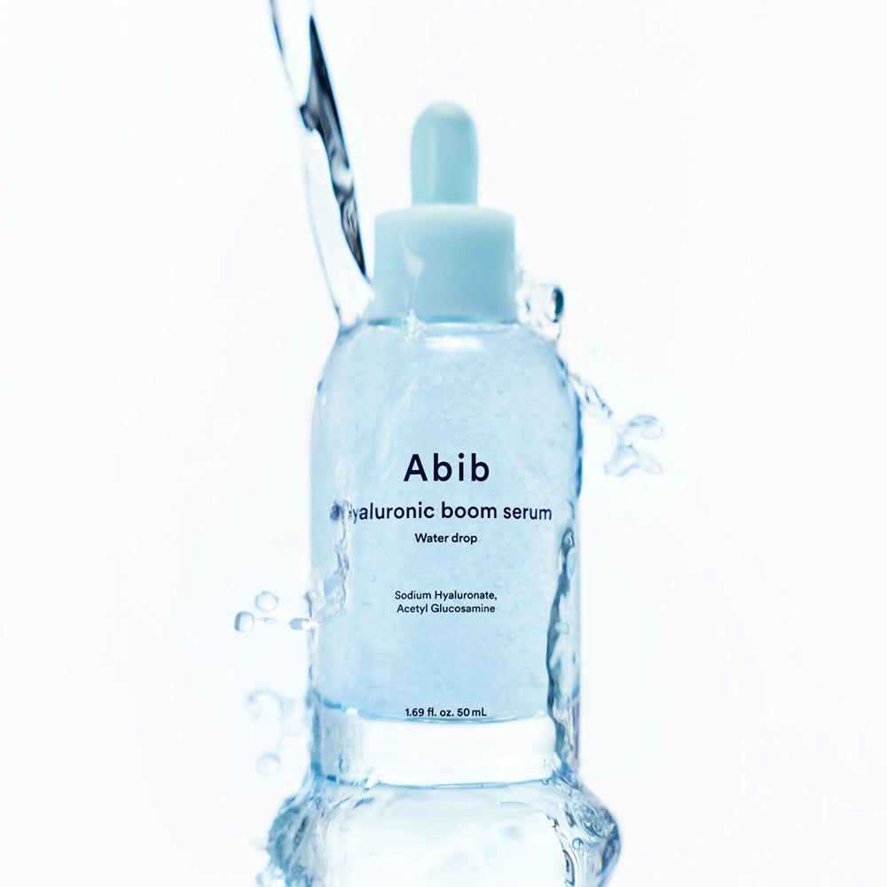 Abib Hyaluronic Boom Serum in klarer Glasflasche mit Pipette. Enthält Natriumhyaluronat und Acetylglucosamin. 50 ml.