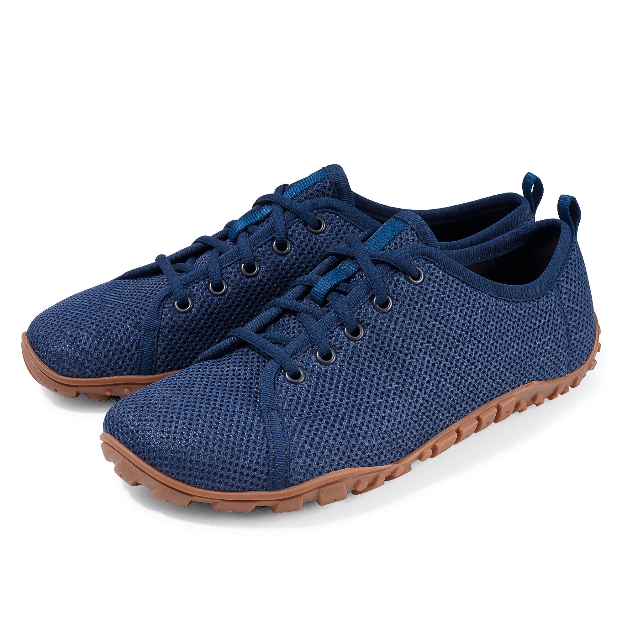 Paar dunkelblaue Herren-Schnürschuhe aus Mesh mit brauner Gummisohle.