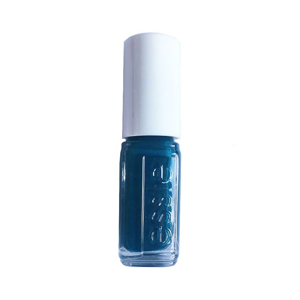 Nagellackflasche mit weißem Deckel. Der Lack ist dunkelblau. Auf der Flasche steht "essie".