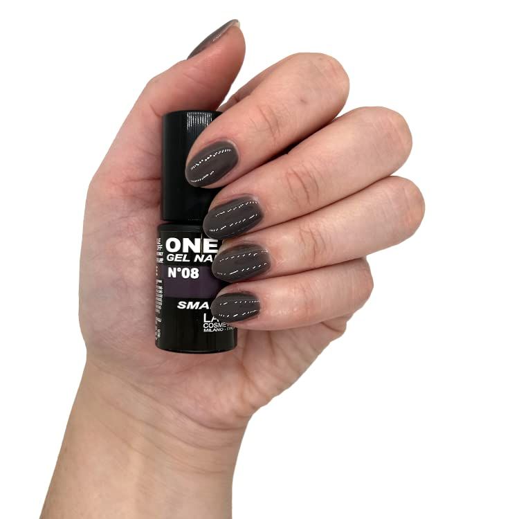 Hand hält Nagellackflasche. Nägel mit grauem Nagellack lackiert. Beschriftung: ONE STEP GEL NAIL POLISH, N°8, LAYLA COSMETICS.
