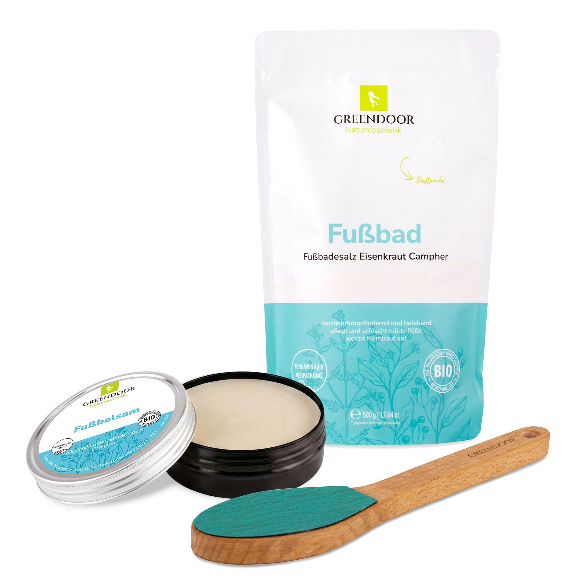 Fußpflege-Set. Enthält Fußbadesalz, Fußbalsam in Dose, offene Dose mit Balsam und Holzfußfeile mit grünem Pad. BIO-Siegel.