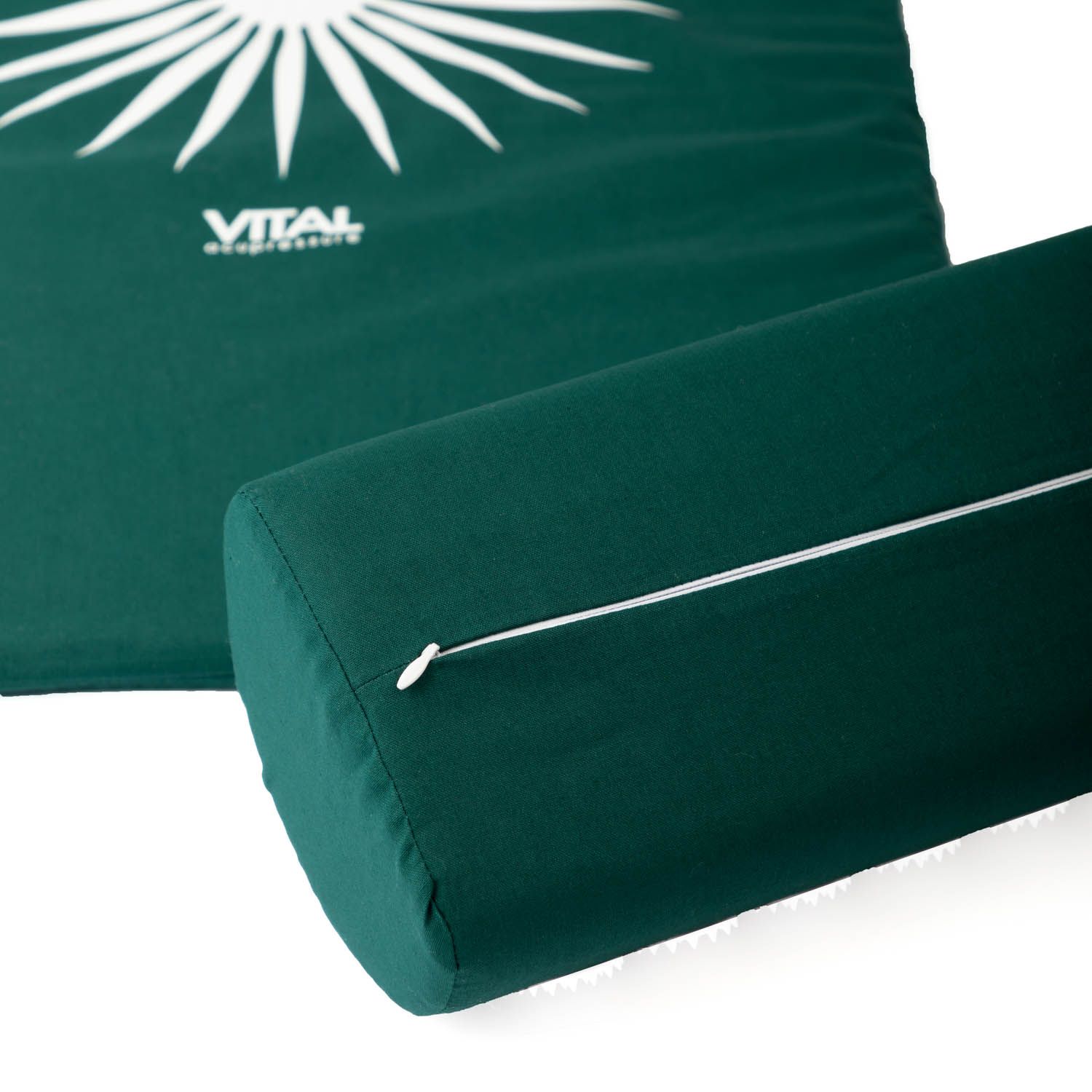 Grünes Nackenkissen und Matte. Reißverschluss am Kissen. VITAL-Logo.