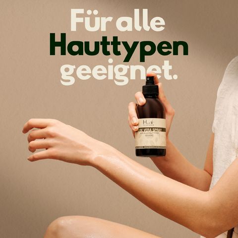 Person hält eine Sprühflasche. Text: Für alle Hauttypen geeignet.