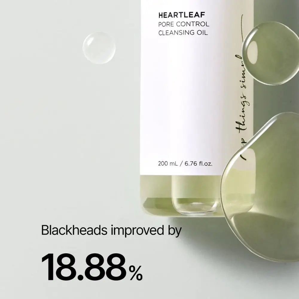 Nahaufnahme der Flasche. Aufschrift: Heartleaf Pore Control Cleansing Oil. Volumen: 200 ml. Text: Blackheads improved by 18.88%.