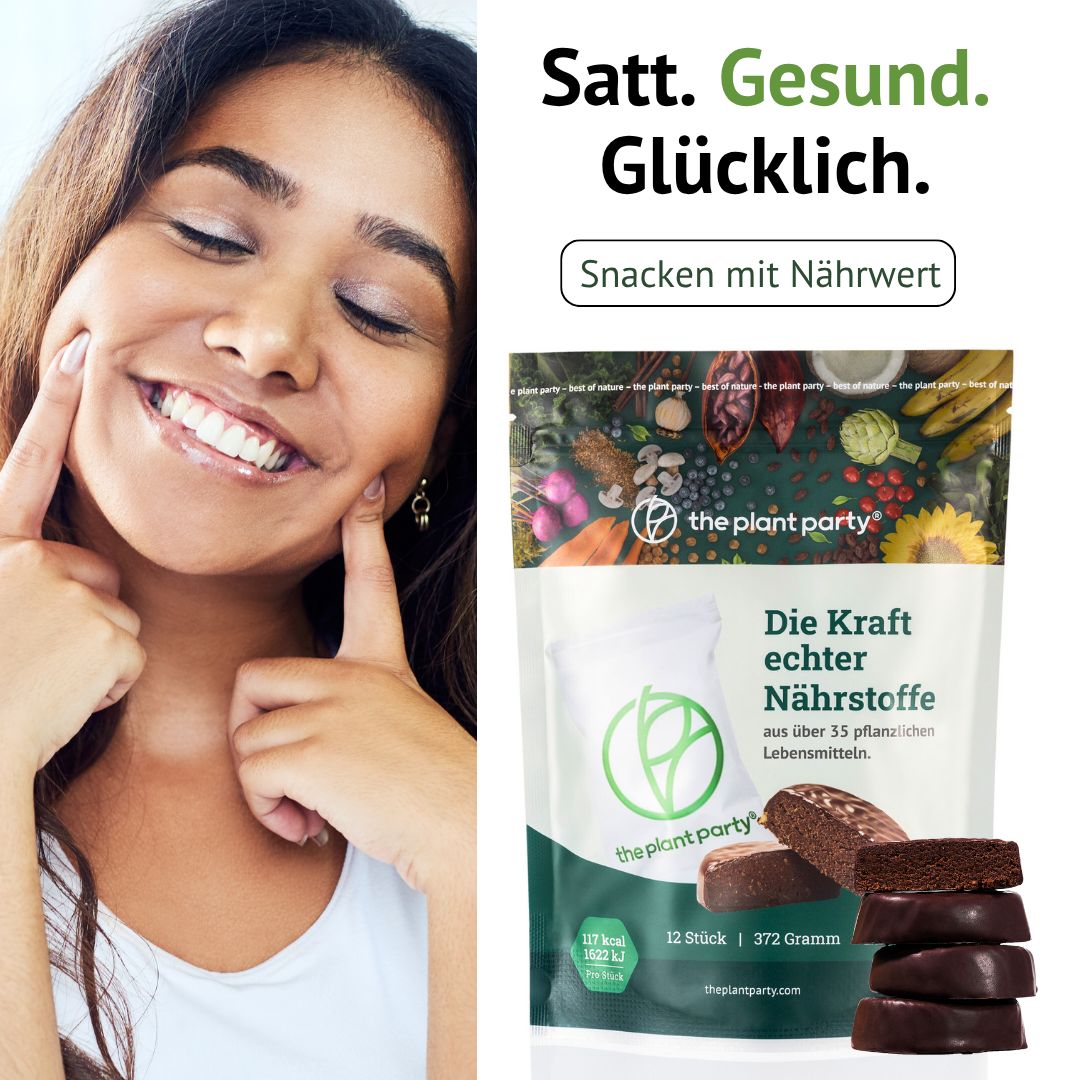 Frau lächelt und zeigt auf ihre Wangen. Daneben the plant party®-Riegel und Verpackung. Text: Satt. Gesund. Glücklich.