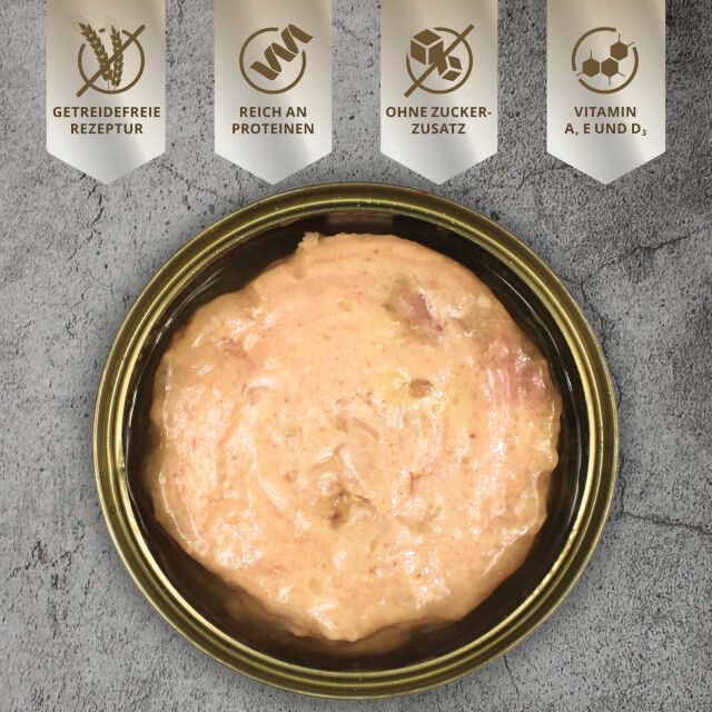 Geöffnete Dose Hundefutter. Oben: Symbole für getreidefreie Rezeptur, reich an Proteinen, ohne Zuckerzusatz, Vitamin A, E und D.