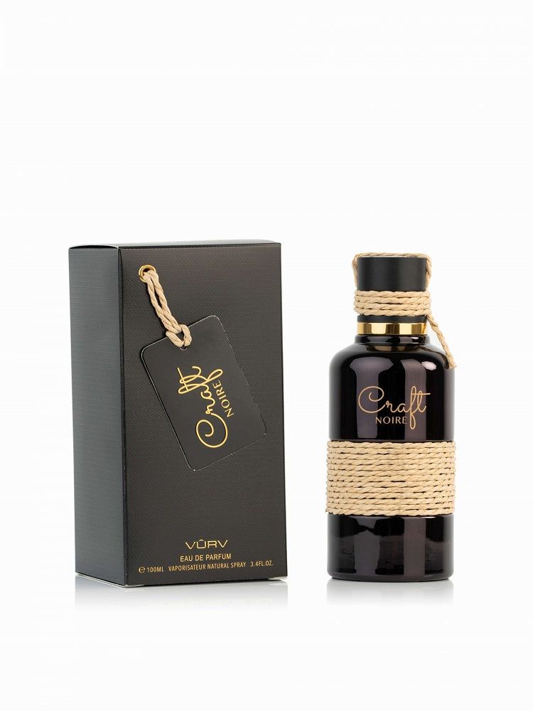 Schwarze Flasche mit goldener Aufschrift und Kordel. Schwarze Schachtel mit Etikett. Aufschrift: Craft Noire.