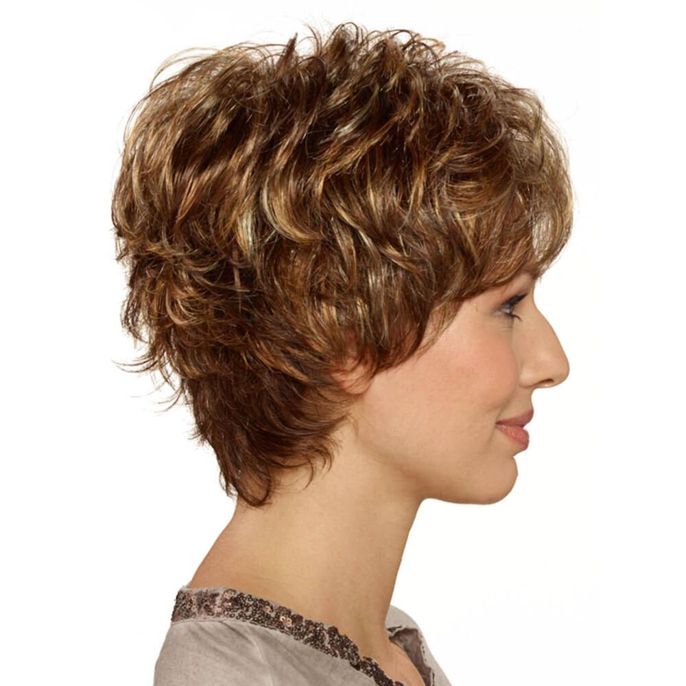 Kurzhaarperücke mit braunen und blonden Strähnen. Profilansicht einer Frau.