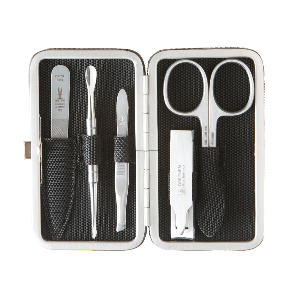 Maniküre-Set in offener, rechteckiger Hülle. Enthält Nagelfeile, Hautschieber, Nagelknipser, Pinzette und Schere. Schwarzes Innenfutter.