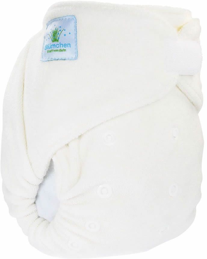 Weiße Stoffwindel mit Klettverschluss und Druckknöpfen. Ein Etikett mit Logo ist sichtbar. Die Windel ist leicht schräg fotografiert.