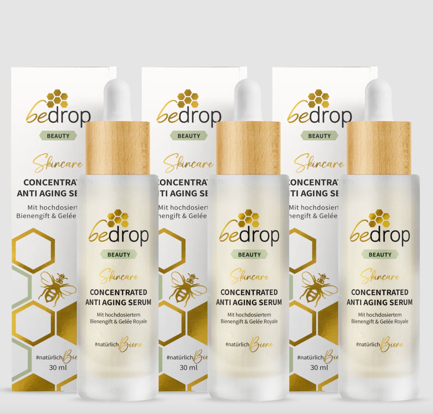 bedrop ANTI AGING Serum. Vier Flaschen und Schachteln stehen nebeneinander. Auf den Flaschen steht "bedrop BEAUTY Skincare CONCENTRATED ANTI AGING SERUM". Auf den Schachteln steht ebenfalls der Markenname und Produktname.