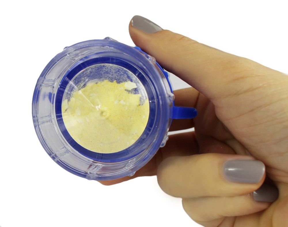 Tablettenmörser mit zermahlenen Tabletten. Blick von oben.