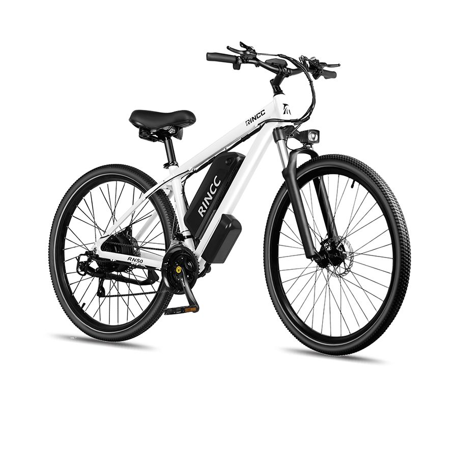 Weißes E-Mountainbike mit schwarzen Reifen und Akku. Marke Rincc, Modell RN50. Schwarzer Sattel und Lenker.