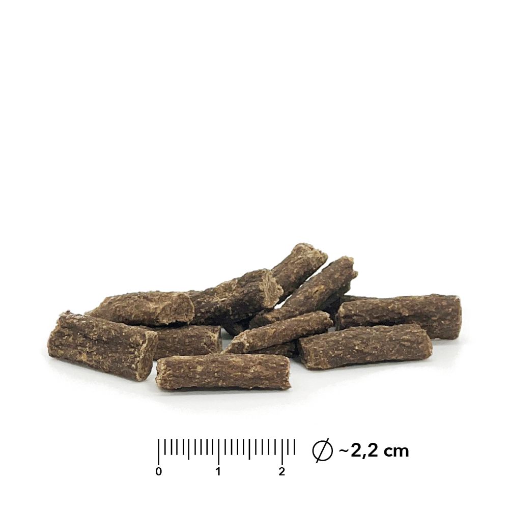 Haufen länglicher, brauner Snacks. Durchmesser ca. 2,2 cm. Auf weißem Hintergrund.