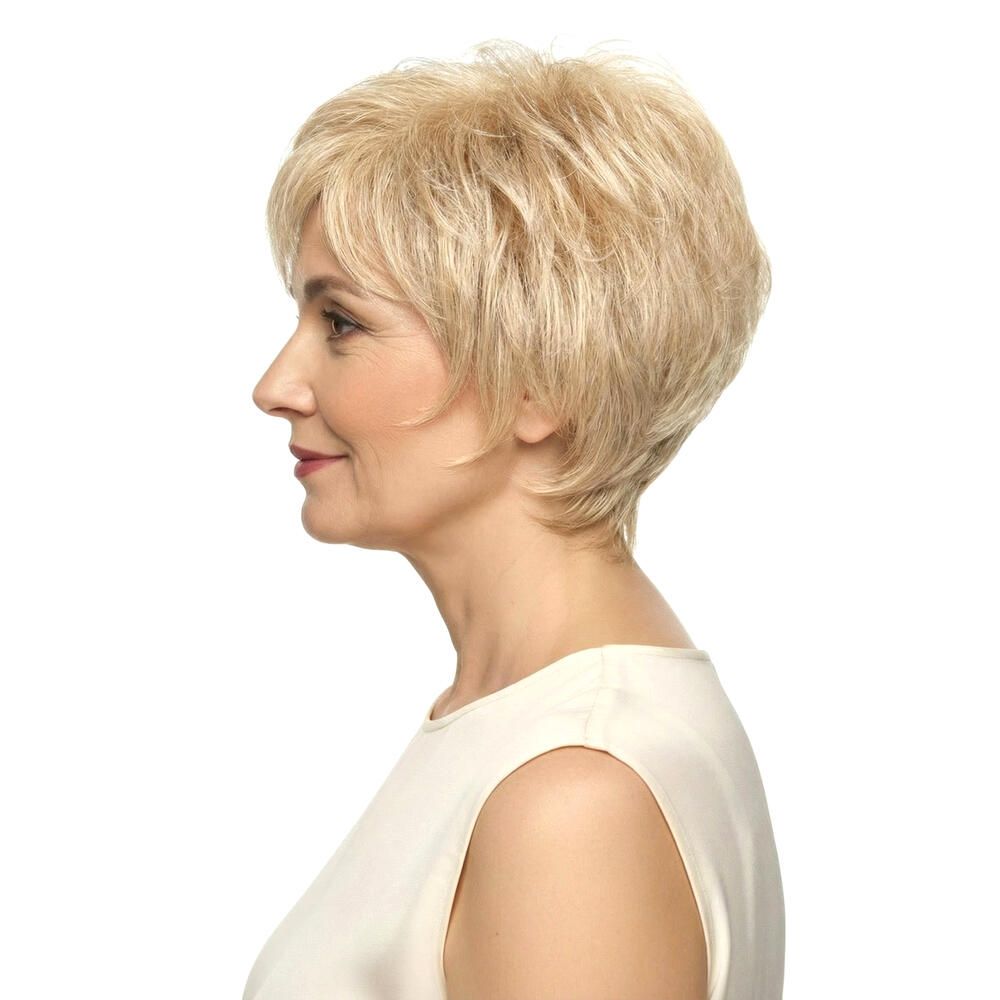 Profil einer Frau mit blondem, kurzem Haar. Sie trägt ein cremefarbenes Oberteil.