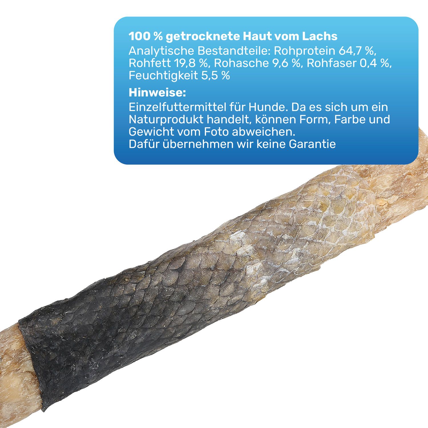 Nahaufnahme eines Lachshautrolle-Kausnacks. Dunkle, schuppige Haut. Text: 100% getrocknete Haut vom Lachs.