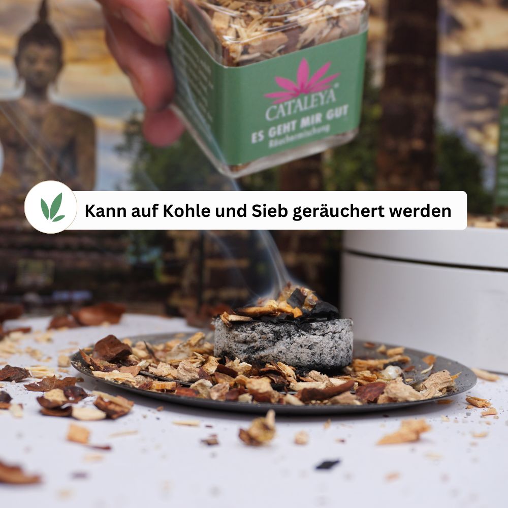 Hand hält Glasflasche mit Inhalt über Räucherkohle. Text: Kann auf Kohle und Sieb geräuchert werden.