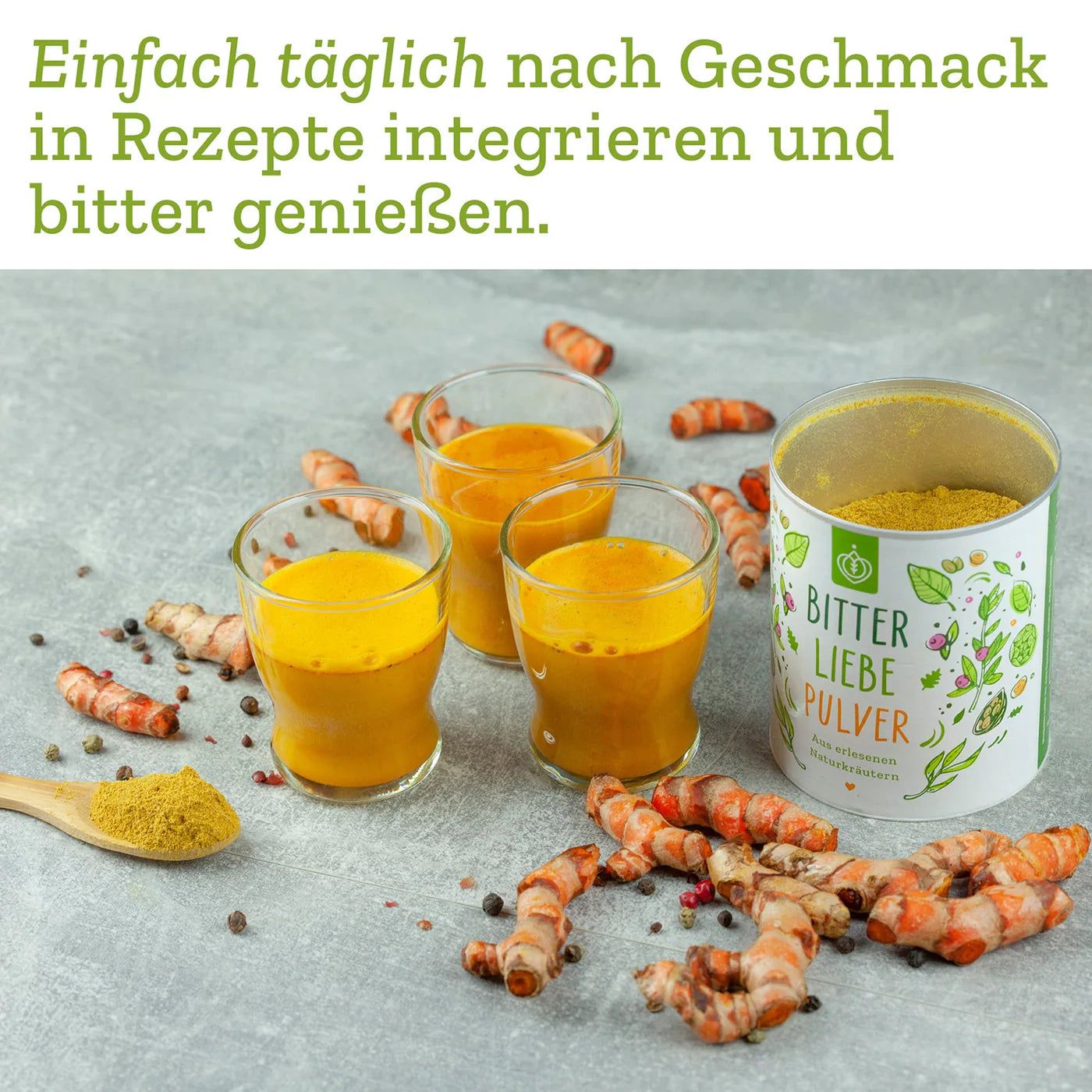 Drei Gläser mit gelbem Getränk, daneben Dose BitterLiebe Pulver, Kurkuma, Ingwer und Pfefferkörner.