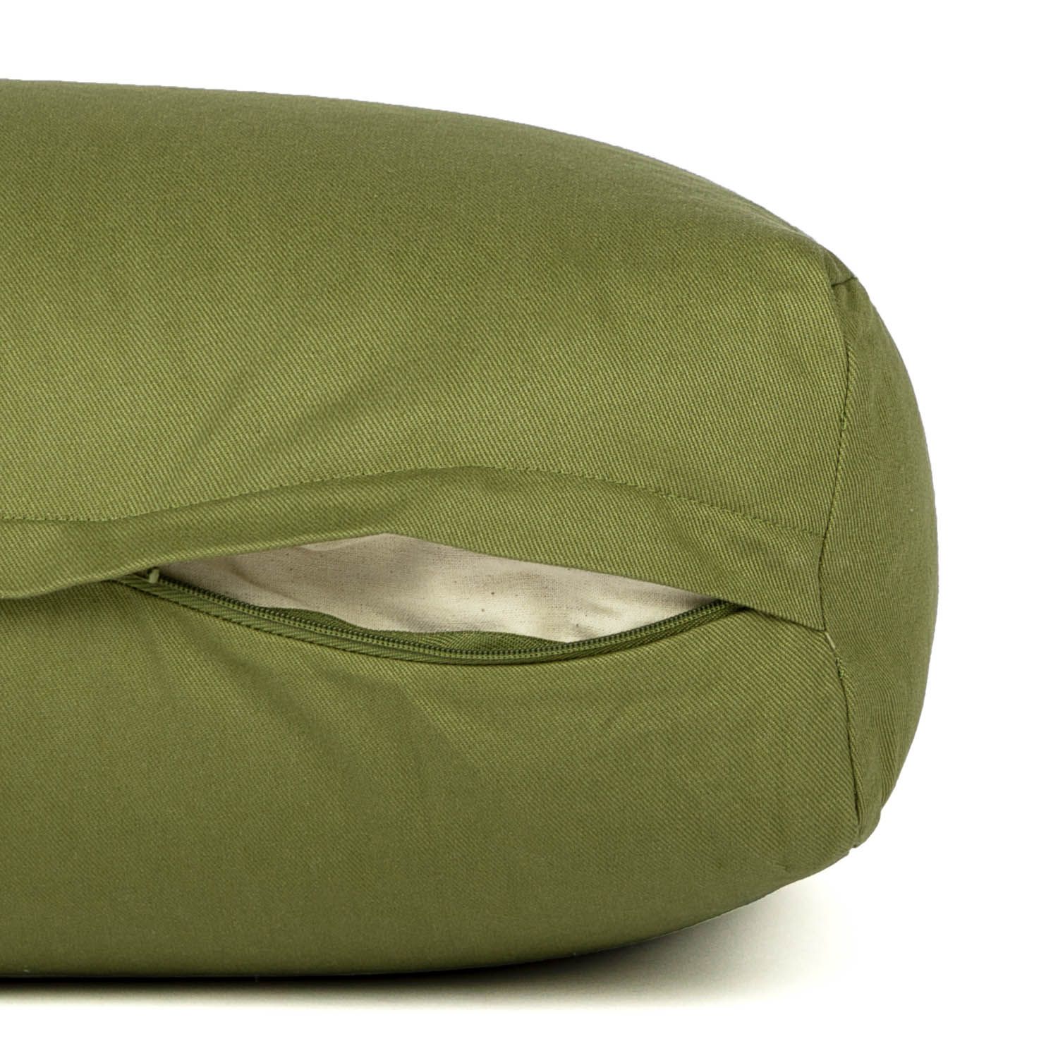 Grünes Yoga-Bolster mit geöffnetem Reißverschluss, der den weißen Innenschlafsack zeigt.