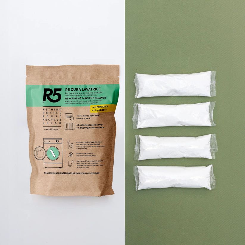 Beutel mit Waschmaschinenreiniger und vier Einzelbeuteln. Aufschrift: R5 Cura Lavatrice. Grün-braune Verpackung.
