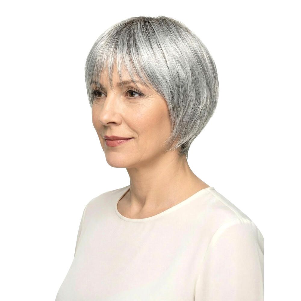 Kurzhaarperücke, graue Farbe, mit Pony. Frau trägt die Perücke. Seitenansicht.