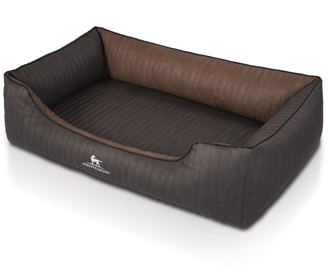 Orthopädisches Hundebett Outback, braun-grau, mit Logo. Gepolstert, rechteckig mit erhöhten Seiten. Auf hellem Hintergrund.