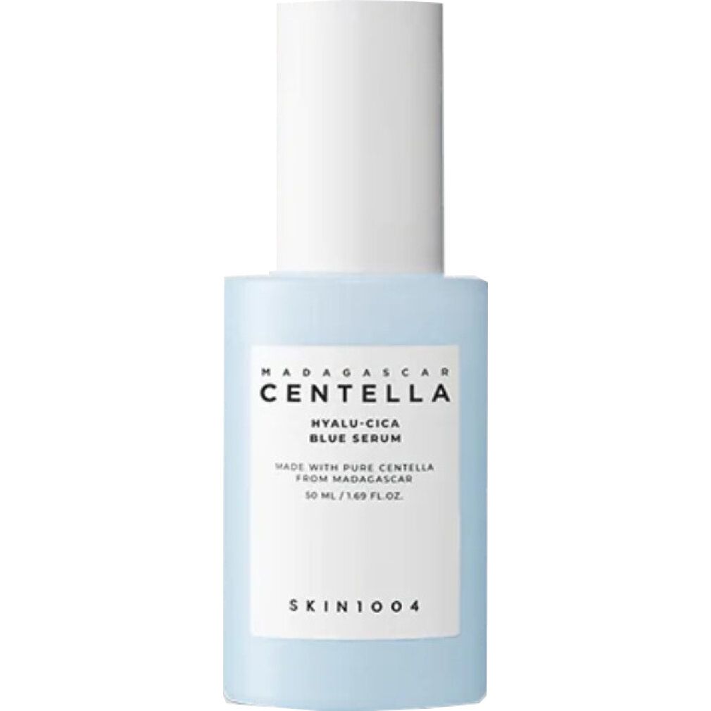 Blaue Glasflasche mit weißem Pumpspender und Etikett. SKIN1004 Hyalu-Cica Blue Serum.
