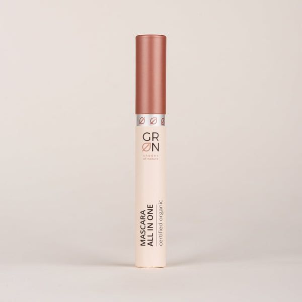 Mascara-Tube. Hell, Schriftzug GRN, Mascara All in One, zertifiziert organic. Deckel: rosa. Hintergrund: hell.