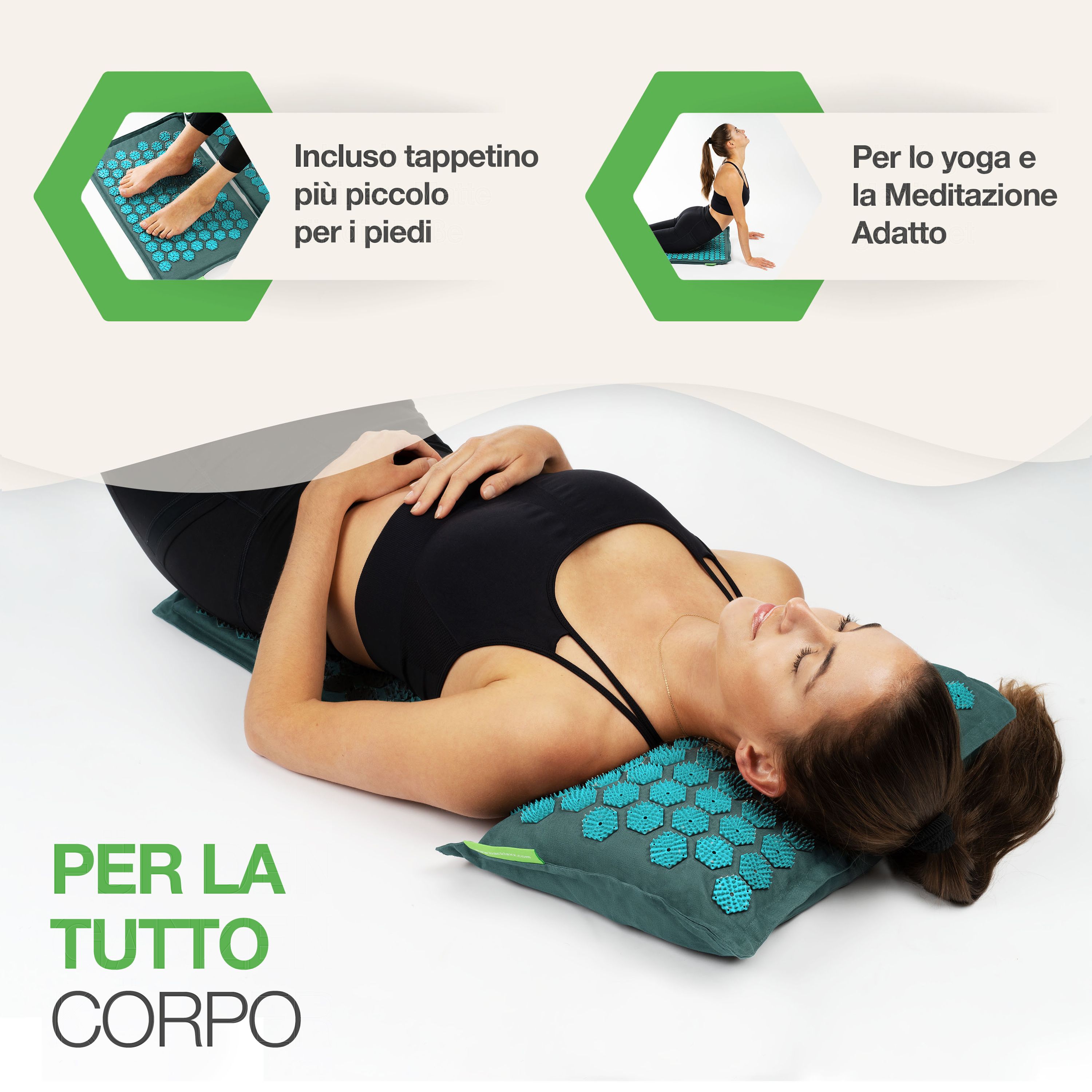 Donna sul tappetino per digitopressione. Tappetino per i piedi incluso. Adatto per yoga e meditazione. Testo: Per tutto il corpo.