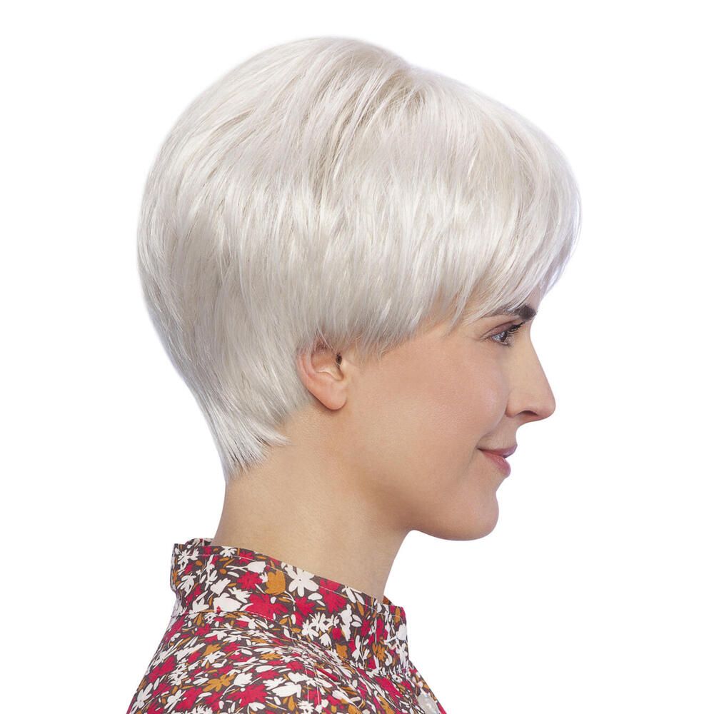 Seitenansicht einer Frau mit silberner Kurzhaarperücke. Die Perücke hat einen Pony. Die Frau trägt ein Oberteil mit Blumenmuster.