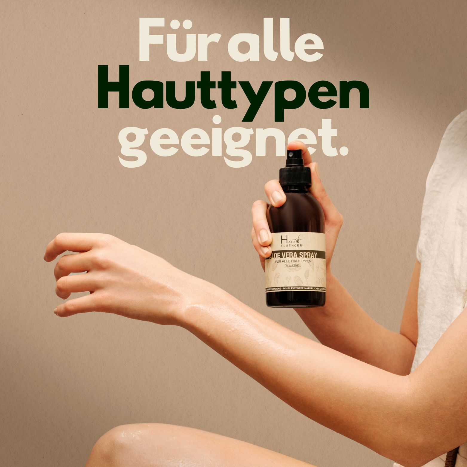Hand sprüht Hairfluencer Aloe Vera Spray auf die Haut. Text: "Für alle Hauttypen geeignet."
