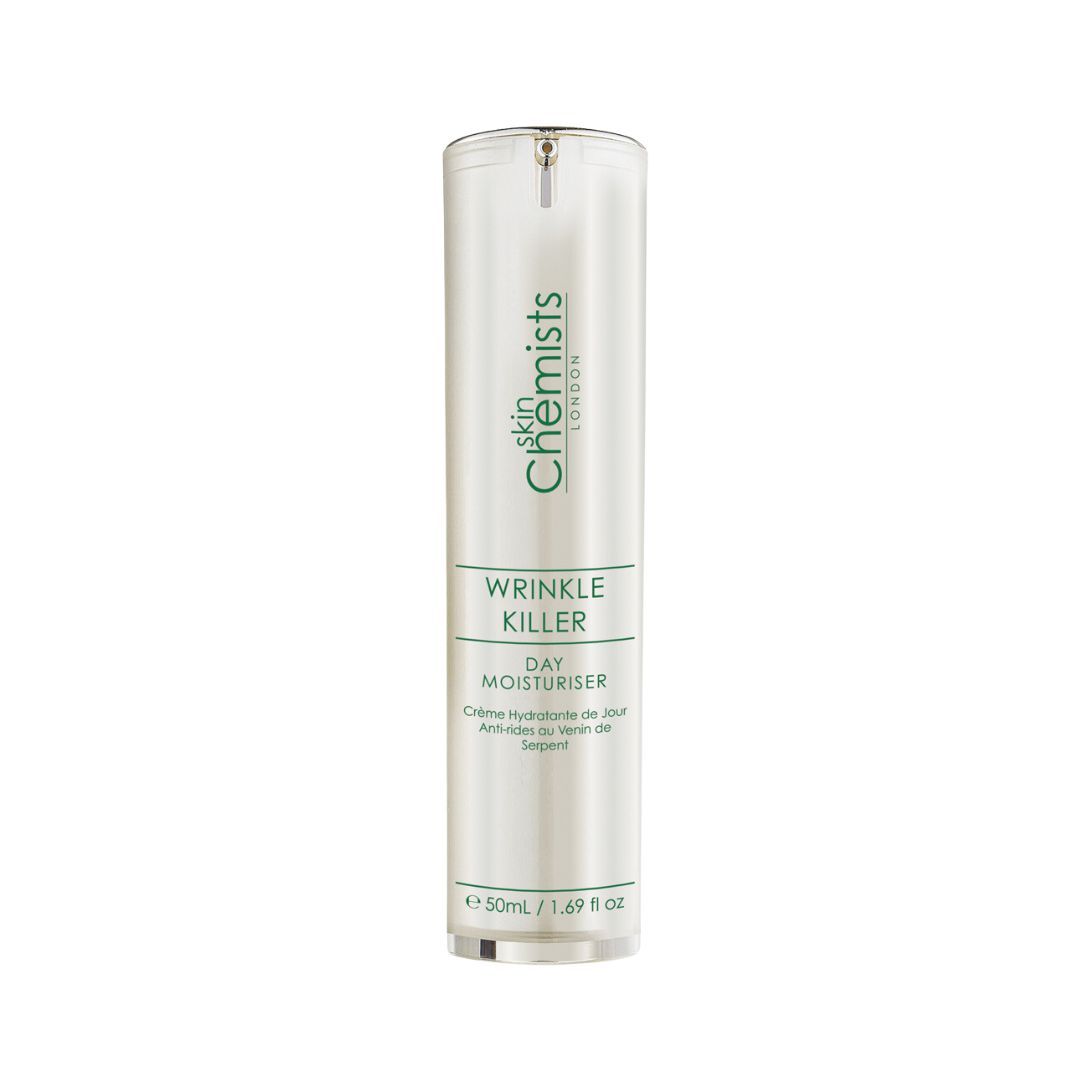 Zylindrische Flasche mit Dosierpumpe. Aufschrift: Wrinkle Killer Day Moisturiser. Marke: skinChemists London.