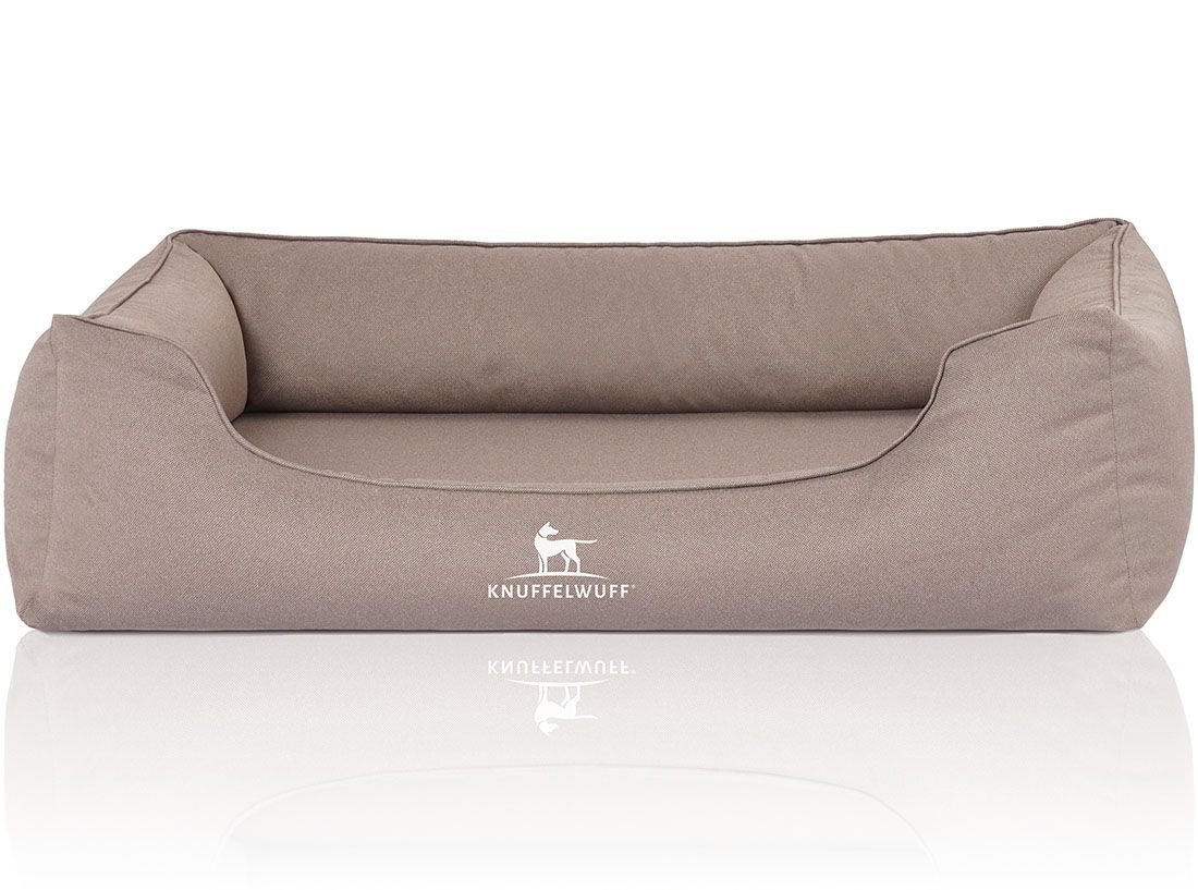 Hundebett in Beige. Rechteckige Form mit erhöhten Seiten und niedrigem Einstieg. Logo: Knuffelwuff.