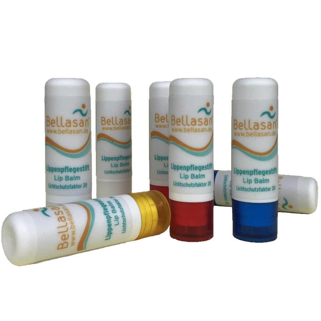Mehrere Bellasan® Lippenpflegestifte, LSF 20. Weiße Hüllen mit farbigen Enden. Aufschrift: Lippenpflegestift, Lip Balm, Lichtschutzfaktor 20.