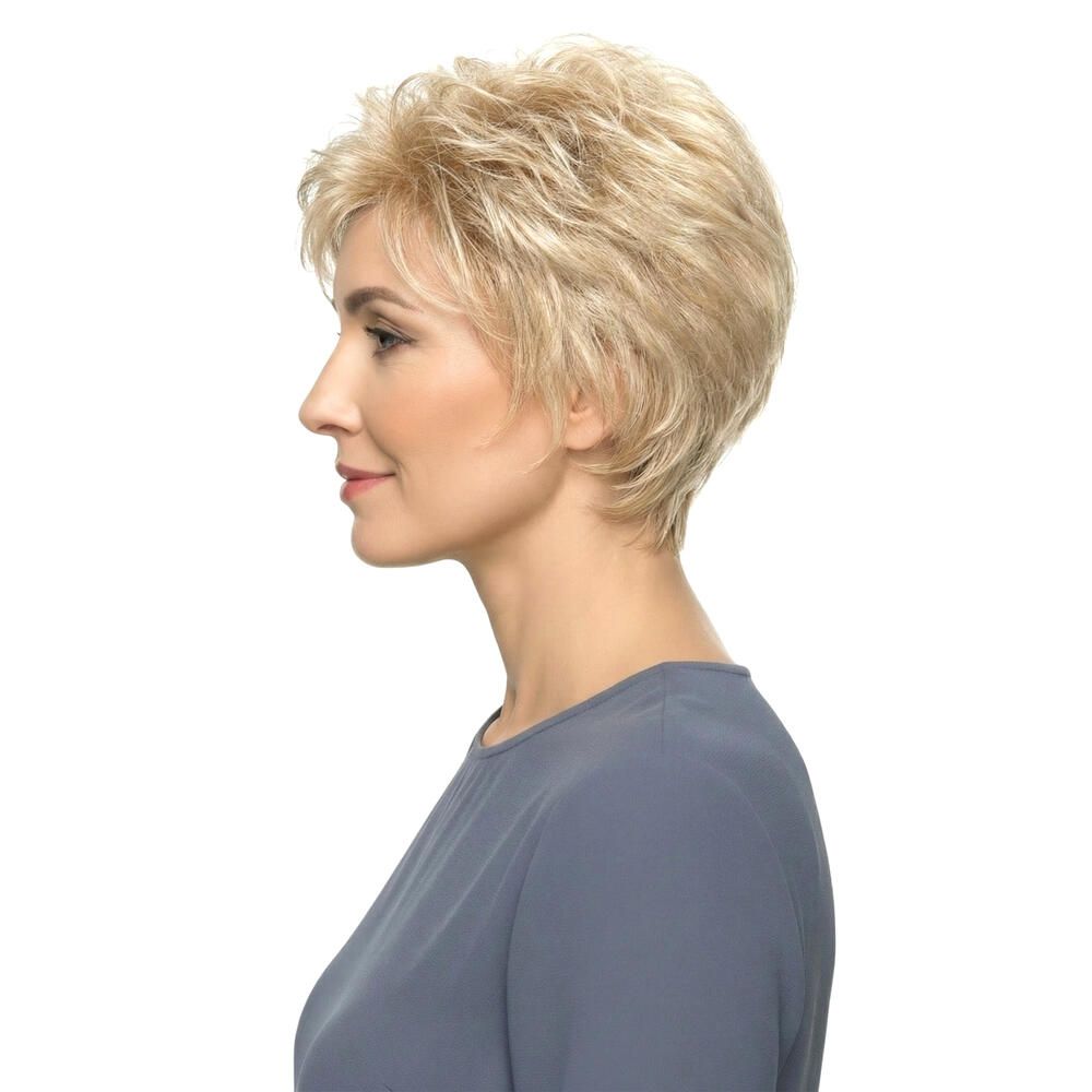 Kurzhaarperücke, blond, Seitenansicht. Die Perücke hat einen welligen Schnitt.