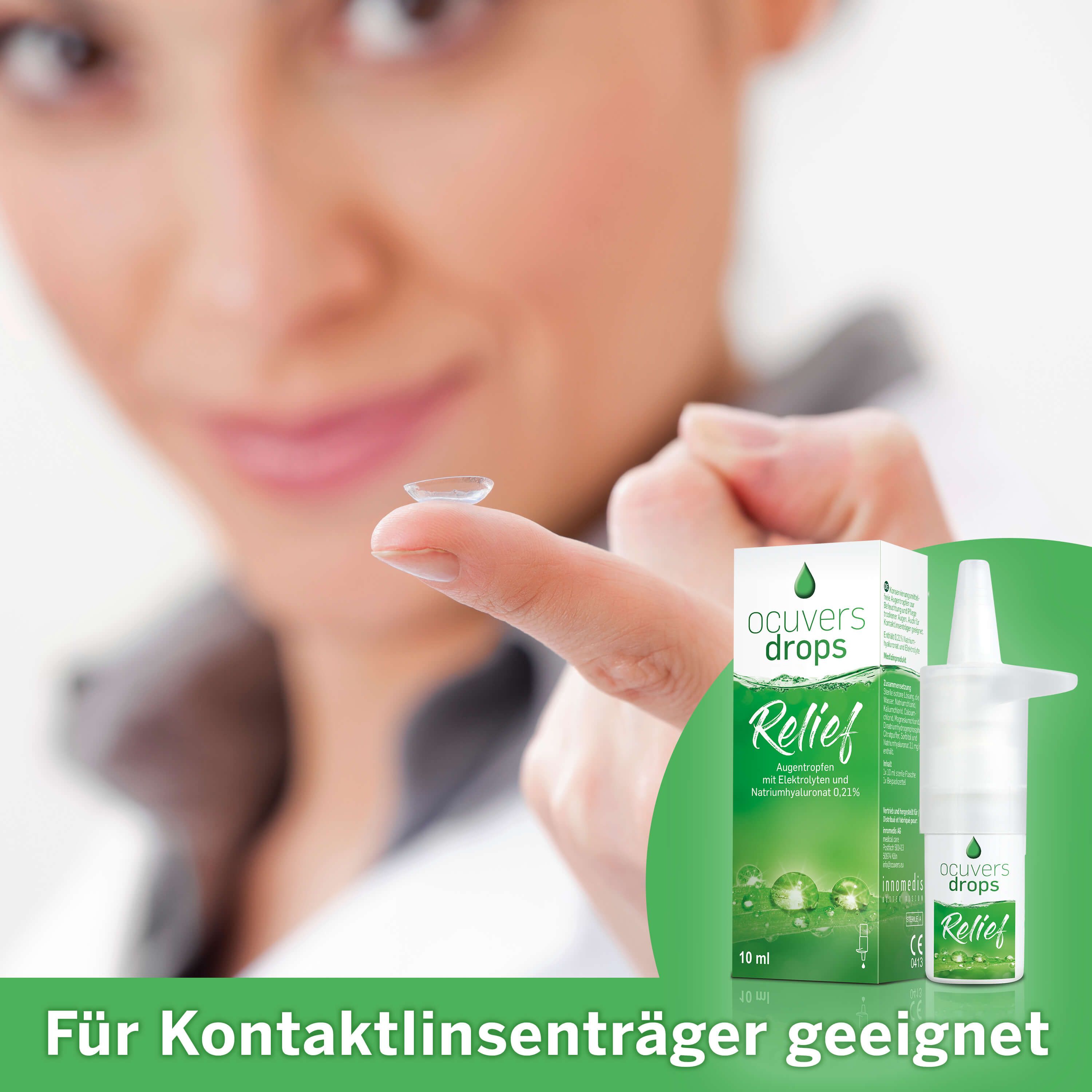 Frau hält Kontaktlinse. Produktverpackung und Flasche von ocuvers drops Relief. Text: Für Kontaktlinsenträger geeignet.