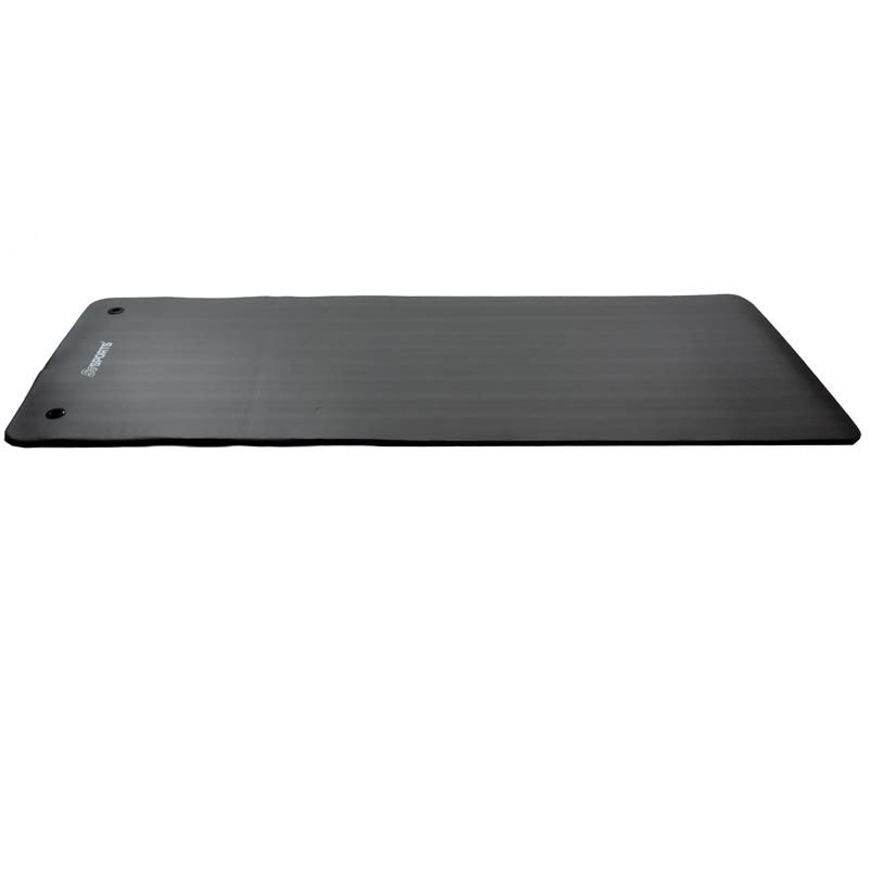 Ausgebreitete schwarze Gymnastikmatte mit Logo und Ösen. Marke: ScSPORTS.