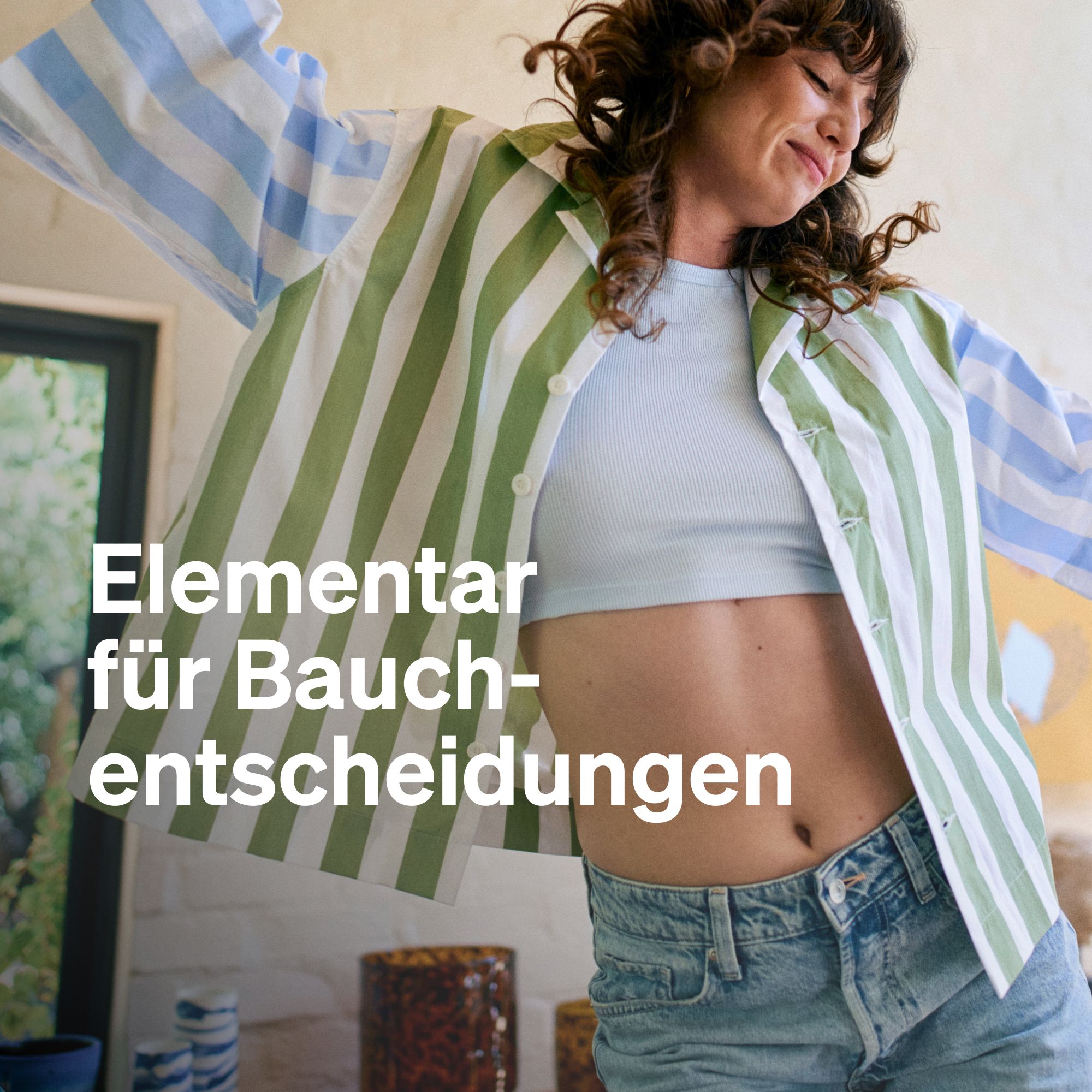 Frau in gestreifter Jacke und Jeans. Text: Elementar für Bauchentscheidungen. Sichtbarer Bauchnabel.