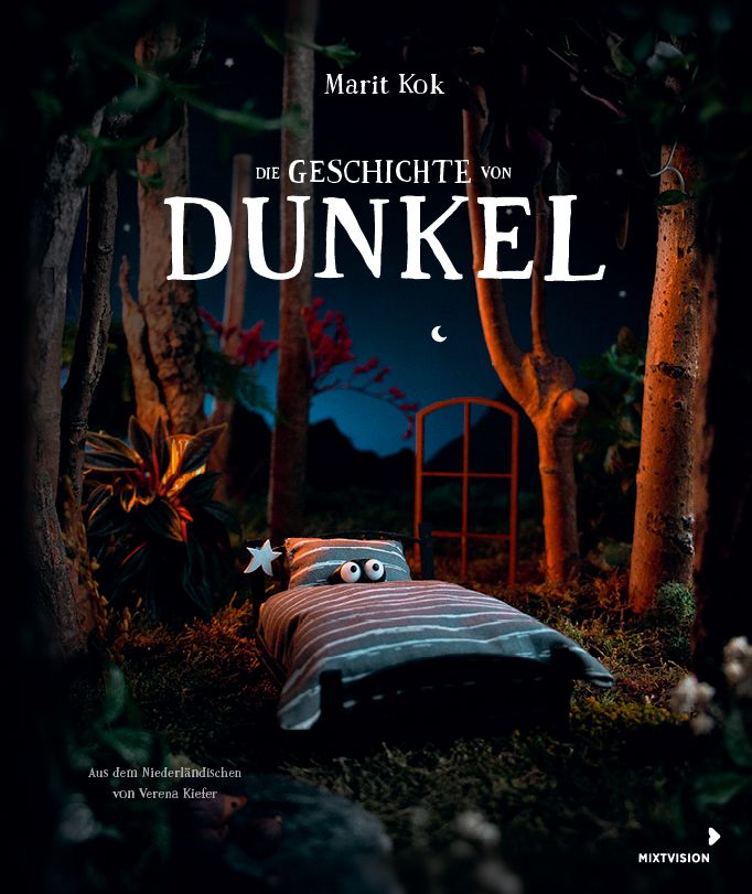 Buchcover: "Die Geschichte von Dunkel". Titel in Großbuchstaben. Autor: Marit Kok. Bett mit Augen, Stern, Bäume, Mond.