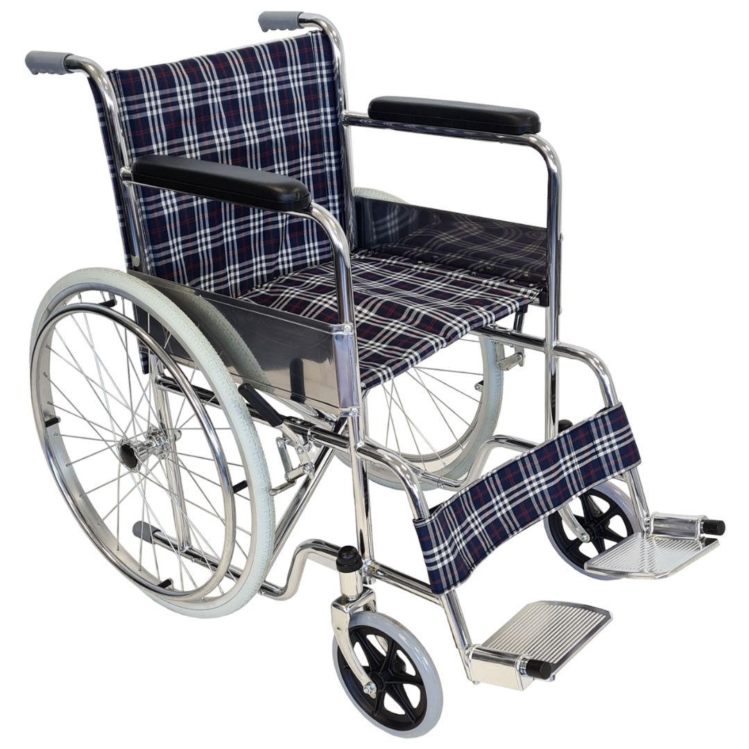Rollstuhl mit kariertem Sitz und Rückenlehne. Metallrahmen, Armlehnen, Fußstützen und große Räder.