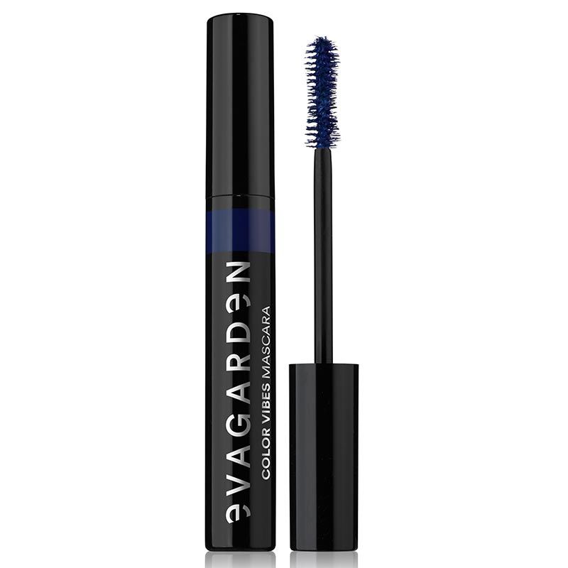 Blaue Mascara-Tube mit Bürste. Aufschrift: Eva Garden Color Vibes Mascara.