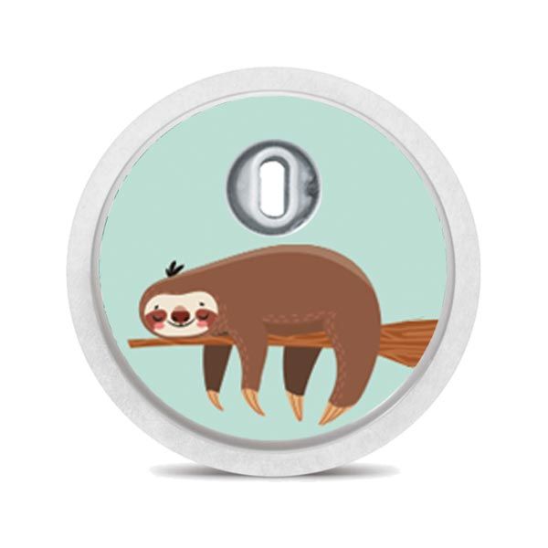 Runder Aufkleber mit Faultier auf einem Ast. Weißer Rand, Loch in der Mitte. Hintergrund: hellblau.