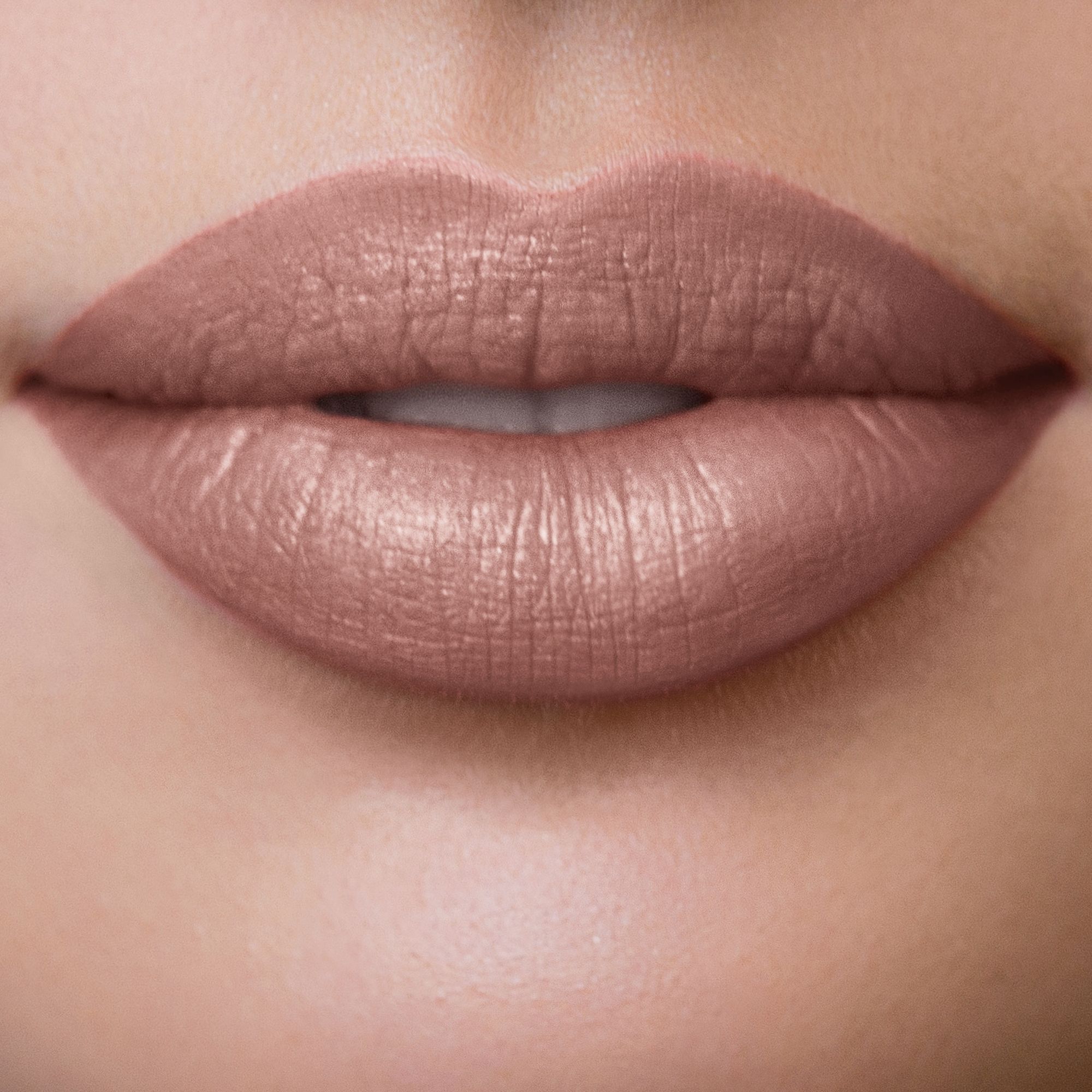 Nahaufnahme von Lippen, bedeckt mit Cappuccino-farbenem Lippenstift.