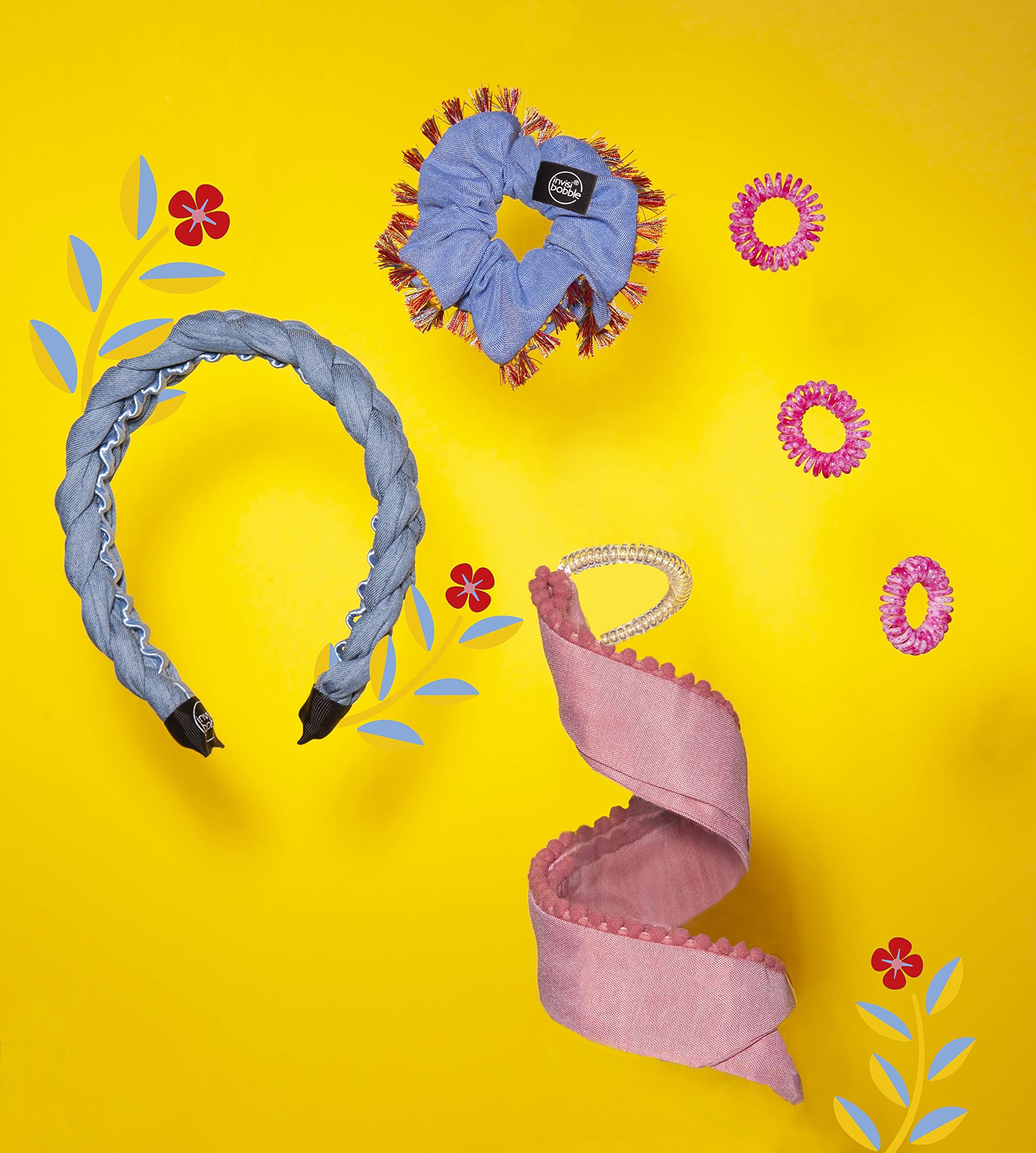 Hellblauer Hola Lola Sprunchie Scrunchie, Haarband und Haargummis auf gelbem Hintergrund.
