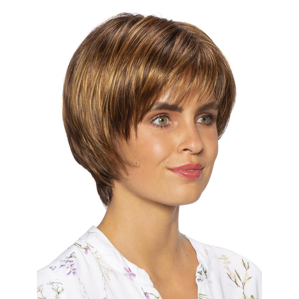 Kurzhaarperücke mit braunen und blonden Strähnen. Seitenansicht einer Frau mit Perücke. Die Perücke hat einen Pony.