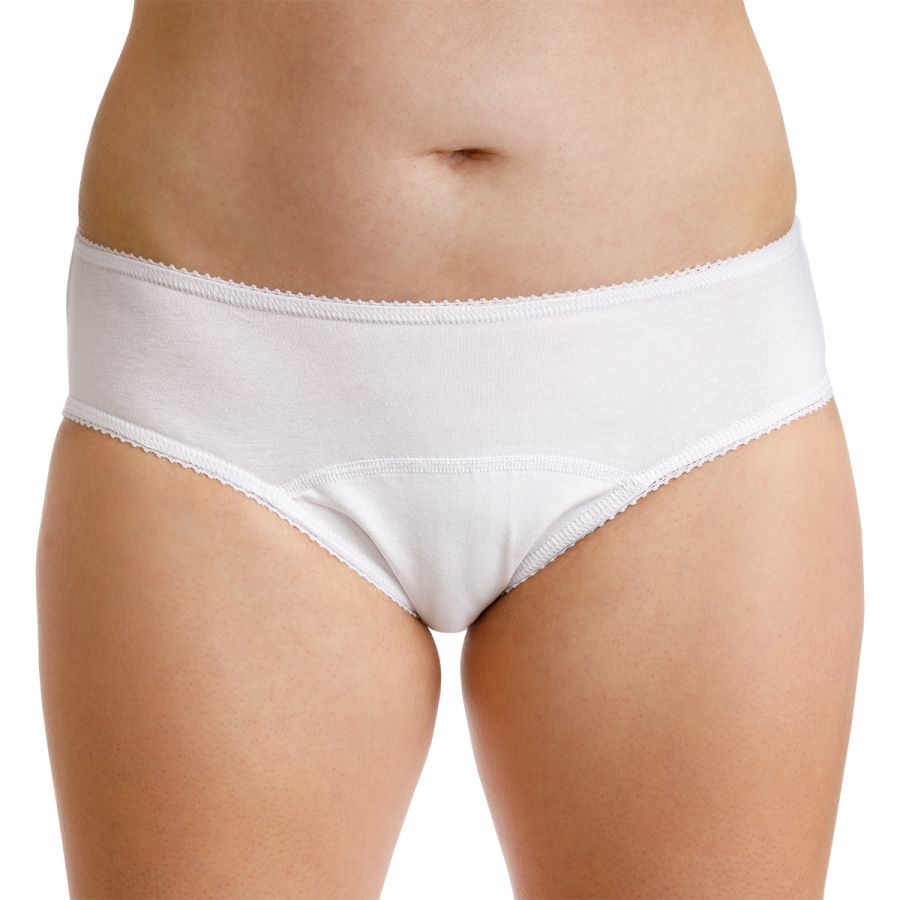 Weiße Inkontinenz-Jazz-Pants. Baumwollstoff mit Spitzenbesatz an den Rändern. Frontaler Ansicht, getragen von einer Person.